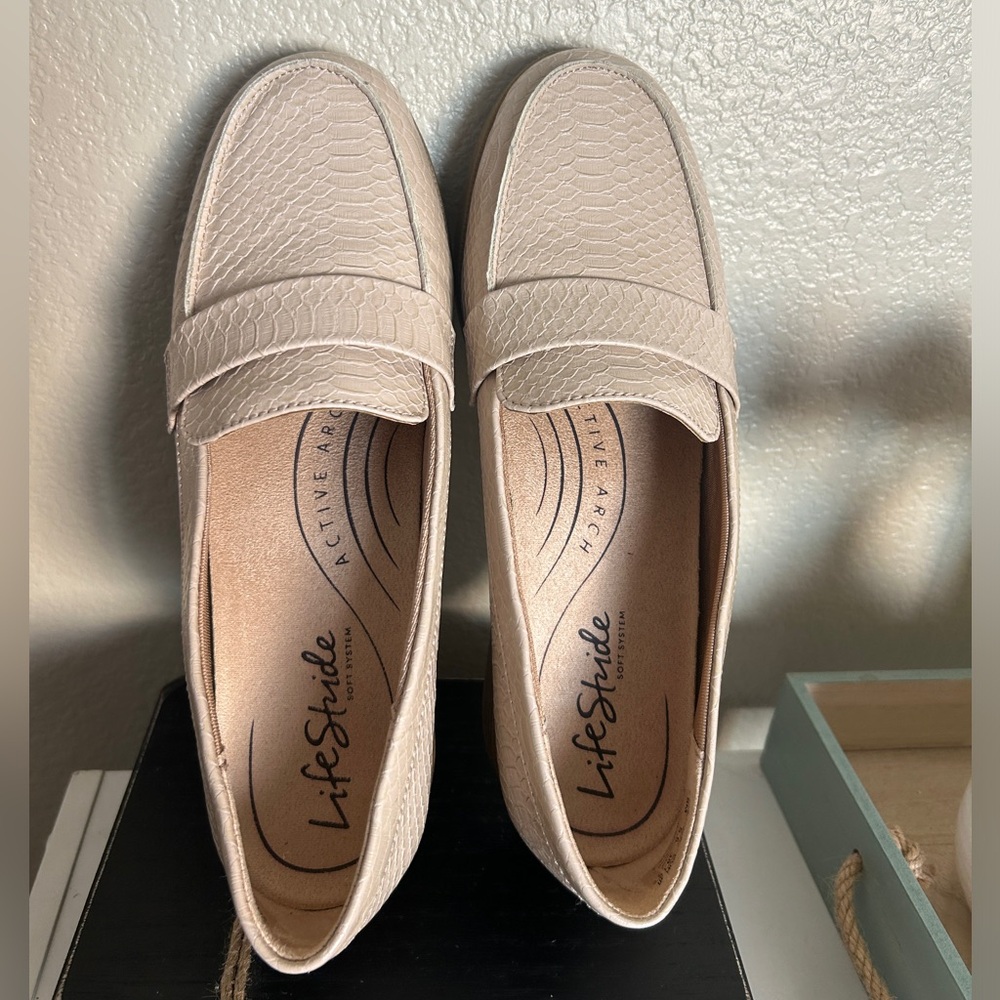 Life Stride NWOT Women's Light Beige Textured Penny Loafers size. 8